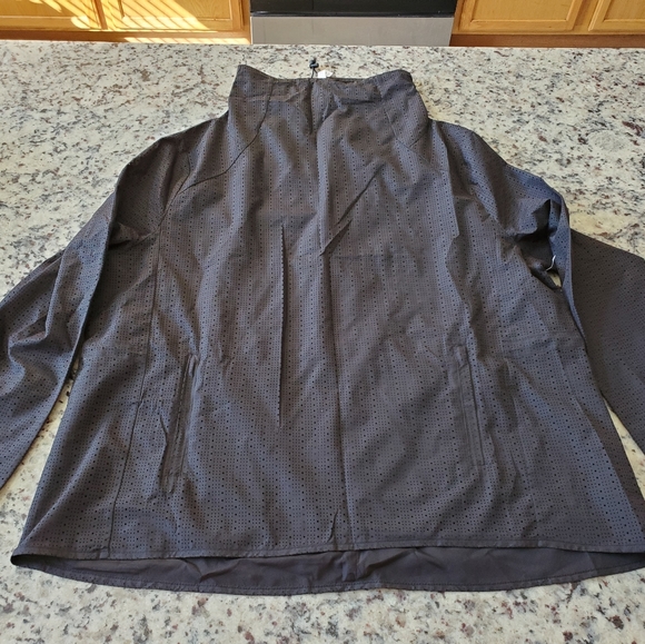 New Fabletics black jacket, no tags - Picture 2 of 3
